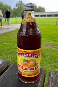 Eine Flasche Randegger Cola-Mix 